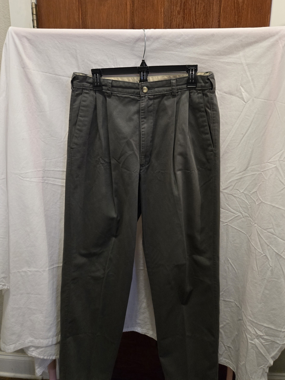 Men's Olive Pleated Chino Pants - Classic Straight Fit